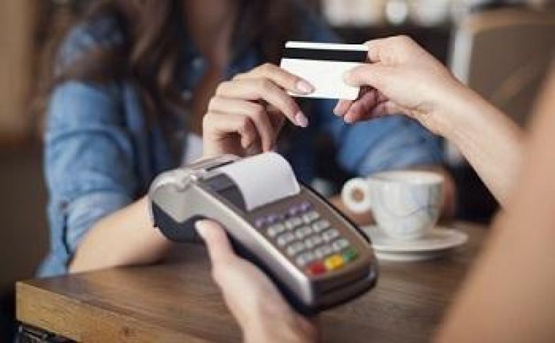 Defensa del Consumidor recordó que está prohibido cobrar recargos por compra con tarjeta de débito o crédito en una sola cuota