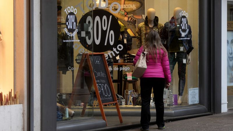 Las ventas minoristas cayeron 16,8% en el mes de agosto.-
