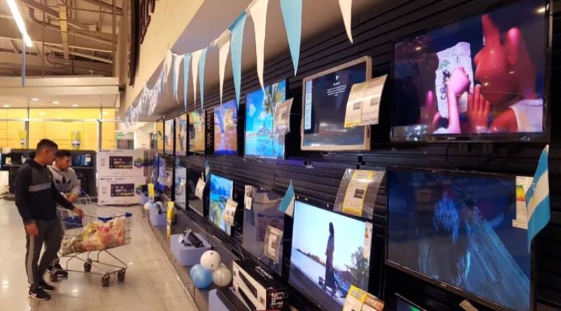 Ventas minoristas: por el Mundial de Qatar, lo único que se salvó de la caída son los televisores