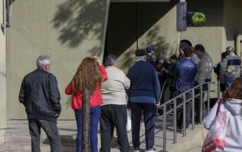 Tras un pedido de CAME, el BCRA determinó que las entidades financieras atiendan a los usuarios sin turno de manera presencial