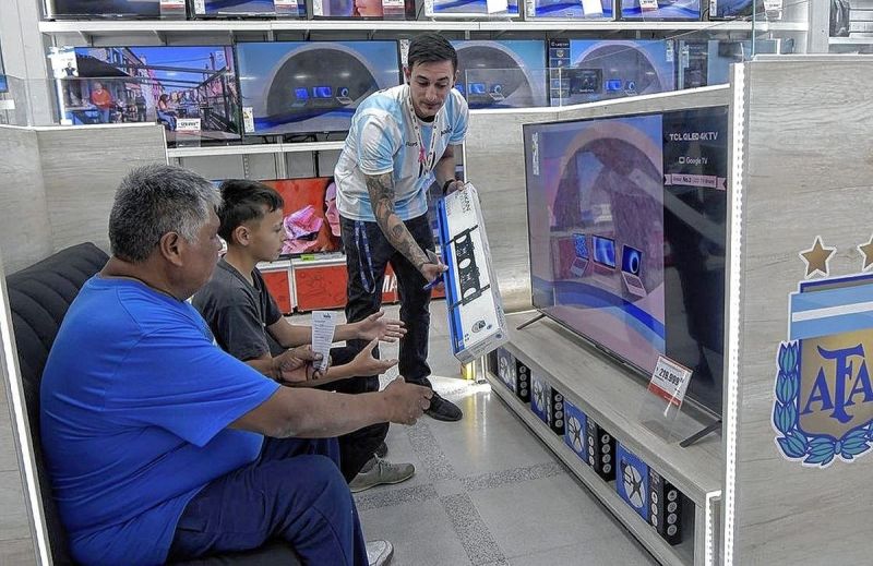 Las compras con tarjetas de crédito crecieron en términos reales por primera vez en 5 meses