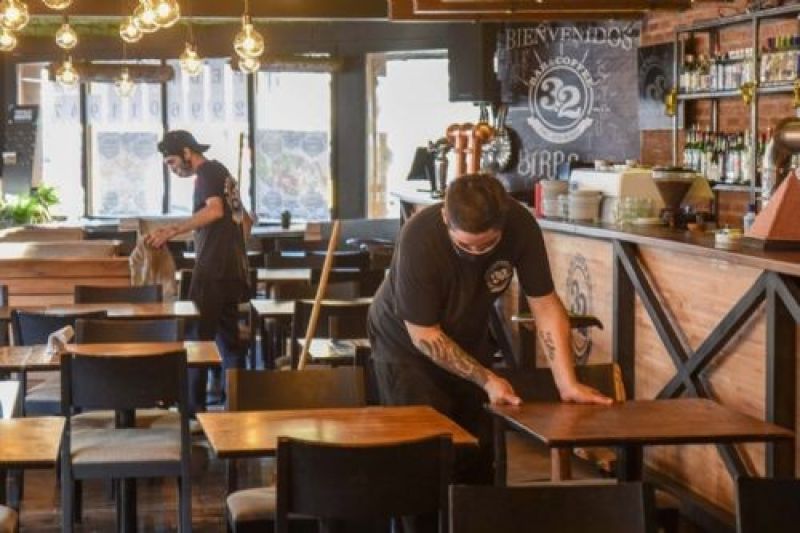 El empleo registrado en hoteles y restaurantes creció 25% en agosto respecto de 2021